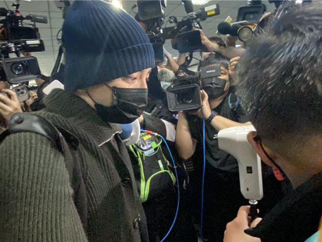 王大陆于上午8时56分压线报到。（邱芊摄）