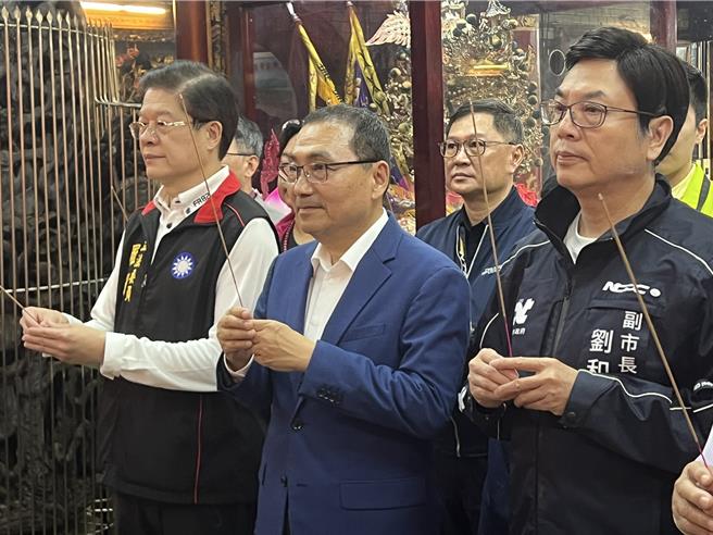 新北市長侯友宜、副市長劉和然今到新店太平宮參拜祈福。（王揚傑攝）