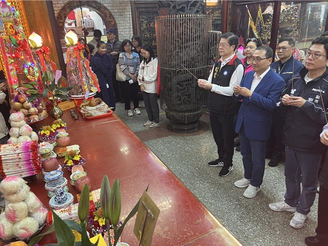 新北市長侯友宜、副市長劉和然今到新店太平宮參拜祈福。（王揚傑攝）