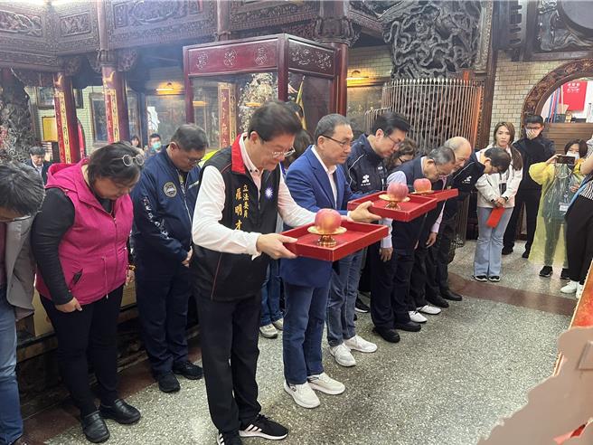 新北市長侯友宜、副市長劉和然今到新店太平宮參拜祈福。（王揚傑攝）