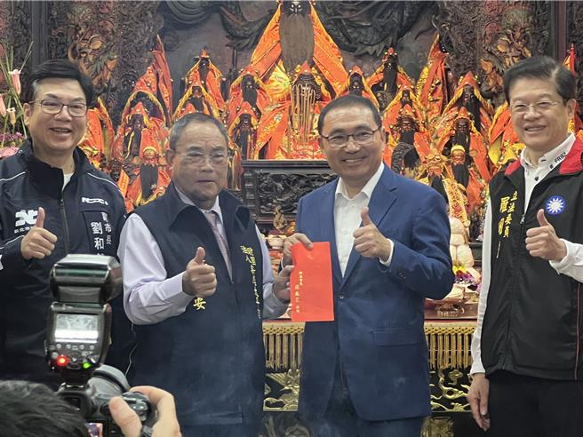 新北市長侯友宜致贈新店太平宮香油錢。（王揚傑攝）