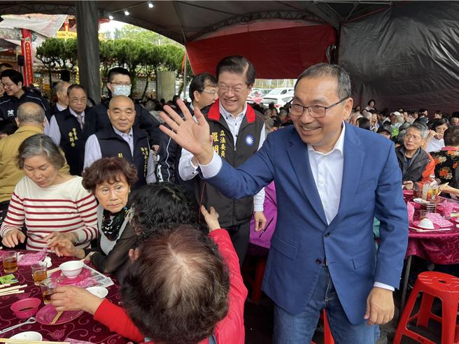 新北市長侯友宜問候新店太平宮的信眾。（王揚傑攝）