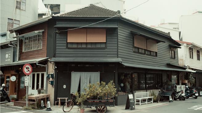嘉义市「新华美西装社」经老屋卸妆计画修缮后恢復质朴之美。（嘉市府提供／廖素慧嘉市传真）
