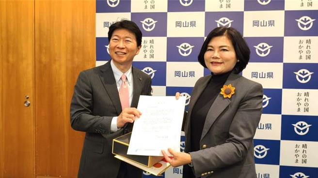 云林县长张丽善（右）出访日本考察，她当面送邀请函给冈山县厅伊原木隆太知事，邀请他一游云林。（云林县政府提供）