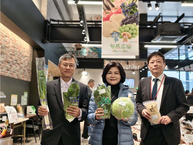 张丽善12日参观日本冈山县在地农畜产品直卖所，考察地产地销及食农教育的运作如何更吸引青年返乡从农。（云林县政府提供）