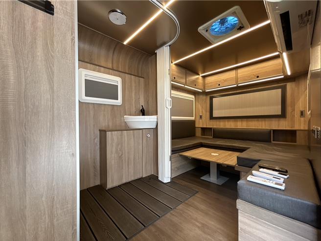 屏东县政府斥资县款180万元打造全国首辆无障碍旅游露营拖车「挑战者号」，车内冷暖气、冷气、卫浴等设备应有尽有，县府预计5月开放预约租借。（谢佳潾摄）