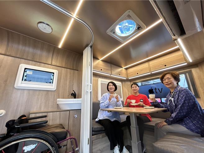 屏东县政府斥资县款180万元打造全国首辆无障碍旅游露营拖车「挑战者号」，车内冷暖气、冷气、卫浴等设备应有尽有，县府预计5月开放预约租借。（谢佳潾摄）