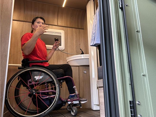 屏东县政府斥资县款180万元打造全国首辆无障碍旅游露营拖车「挑战者号」，车内冷暖气、冷气、卫浴等设备应有尽有，县府预计5月开放预约租借。（谢佳潾摄）