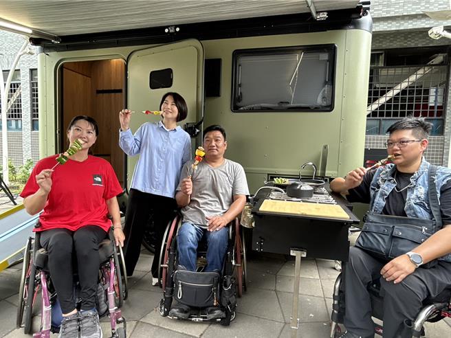 屏东县政府斥资县款180万元打造全国首辆无障碍旅游露营拖车「挑战者号」，车内冷暖气、冷气、卫浴等设备应有尽有，县府预计5月开放预约租借。（谢佳潾摄）