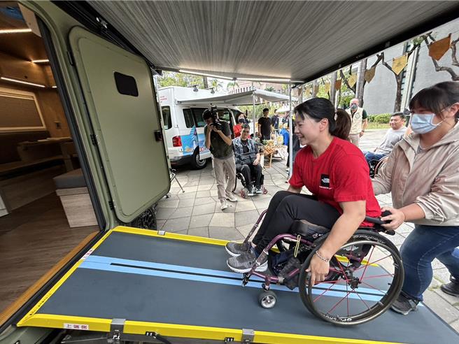 屏东县政府斥资县款180万元打造全国首辆无障碍旅游露营拖车「挑战者号」，车内冷暖气、冷气、卫浴等设备应有尽有，县府预计5月开放预约租借。（谢佳潾摄）