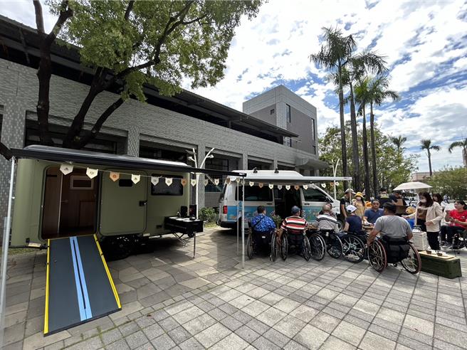 屏东县政府斥资县款180万元打造全国首辆无障碍旅游露营拖车「挑战者号」，车内冷暖气、冷气、卫浴等设备应有尽有，县府预计5月开放预约租借。（谢佳潾摄）