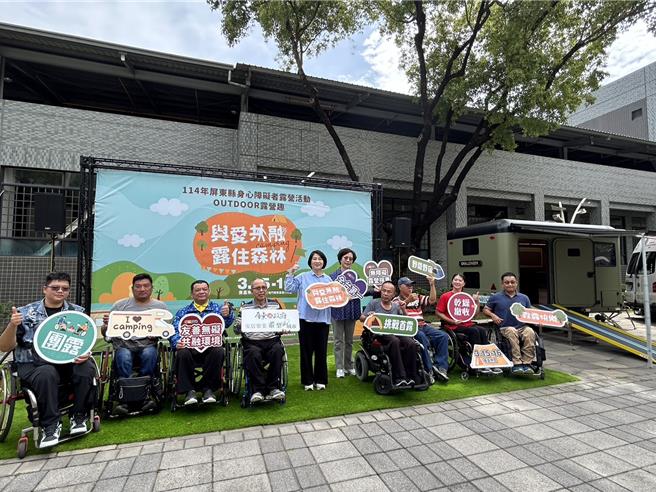 屏东县政府斥资县款180万元打造全国首辆无障碍旅游露营拖车「挑战者号」，车内冷暖气、冷气、卫浴等设备应有尽有，县府预计5月开放预约租借。（谢佳潾摄）