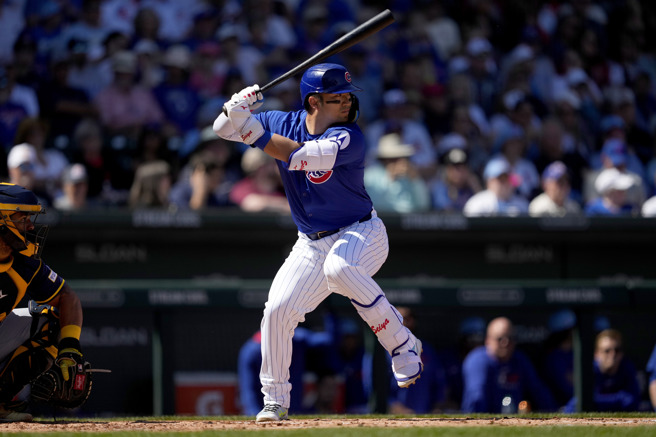 小熊日籍外野手铃木诚也用「武士刀」进行打击练习。（图／美联社）