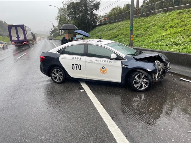 東勢警分局的警車在國道打滑自撞護欄，車頭撞毀。（民眾提供／寶智華台中傳真）