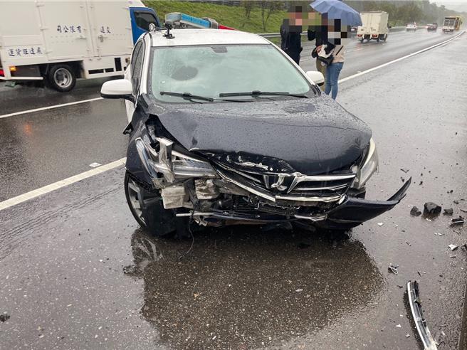 東勢警分局的警車在國道打滑自撞護欄，車頭撞毀。（民眾提供／寶智華台中傳真）