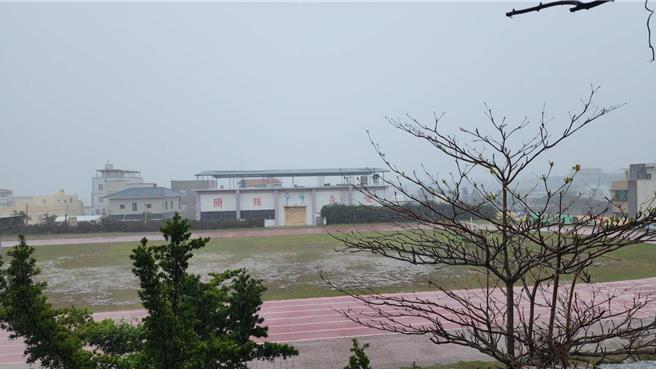 锋面影响，澎湖机场13日近午受短延时强降雨产生雨雾影响，离场航班有8班延误，1班取消。（许逸民摄）