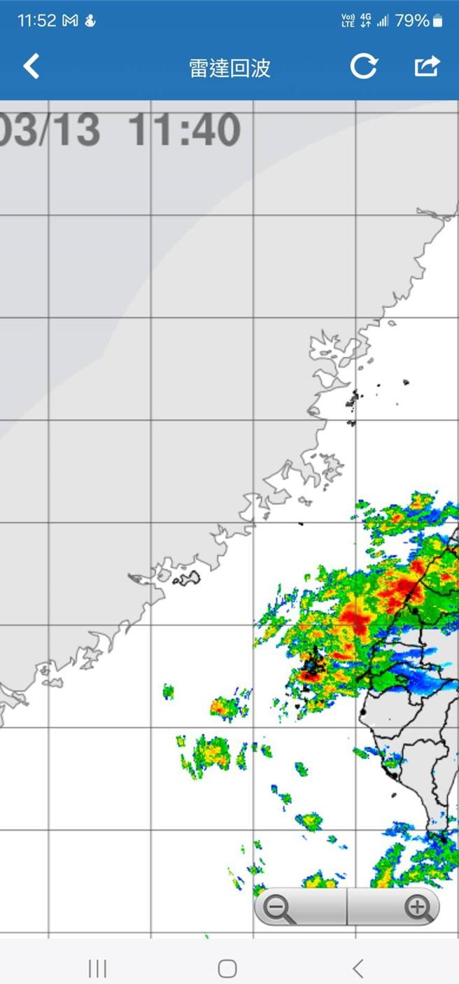 澎湖机场近午受短延时强降雨影响，两度暂停航班起降。（翻摄中央气象局雷达回波APP／许逸民澎湖传真）