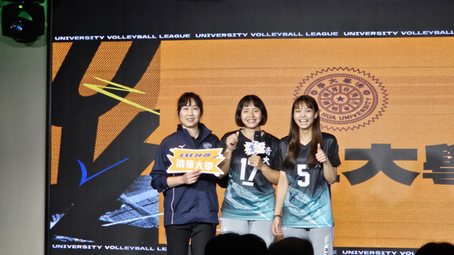 清华大学女排教练施惠方（左起）、球员代表陈郁睿、李思依。（陈筱琳摄）