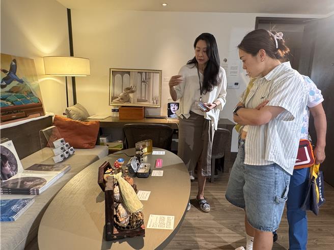 饭店房间化身艺廊，首日活动就吸引不少民眾观展。（曹婷婷摄）