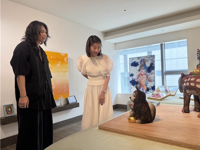 饭店陈列各样艺术品，让民眾更容易亲近艺术。（曹婷婷摄）