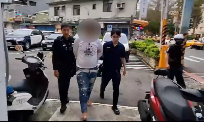 警方获报后事先布署警力，当22岁黄姓车手现身取款时，员警立刻上前表明身分，当场将其逮捕。（图警方提供／简铭柱翻摄）
