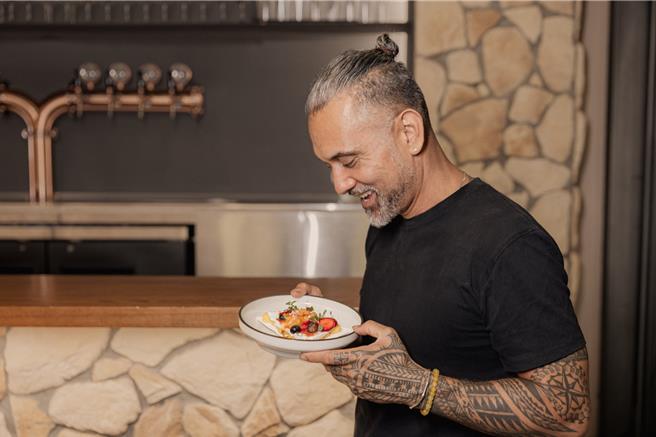 Meredith 主厨为 CHALET V 专属设计联名甜点。（CHALET V提供）