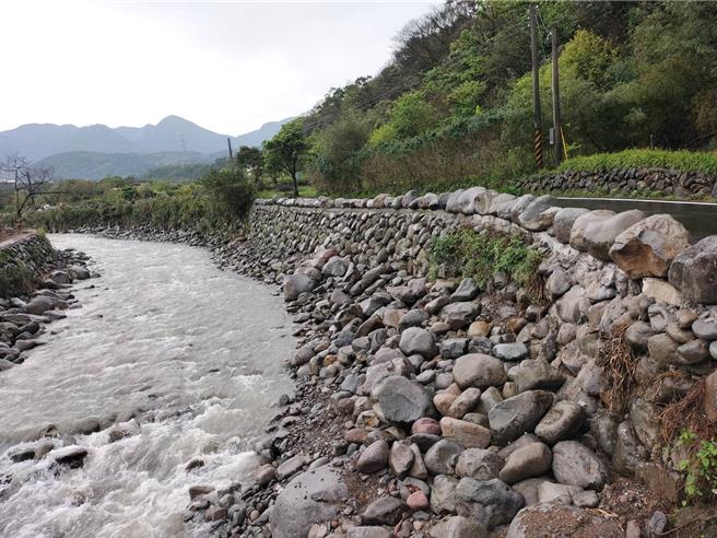 八连溪里山桥上游处已完成復建。（图／新北市水利局）