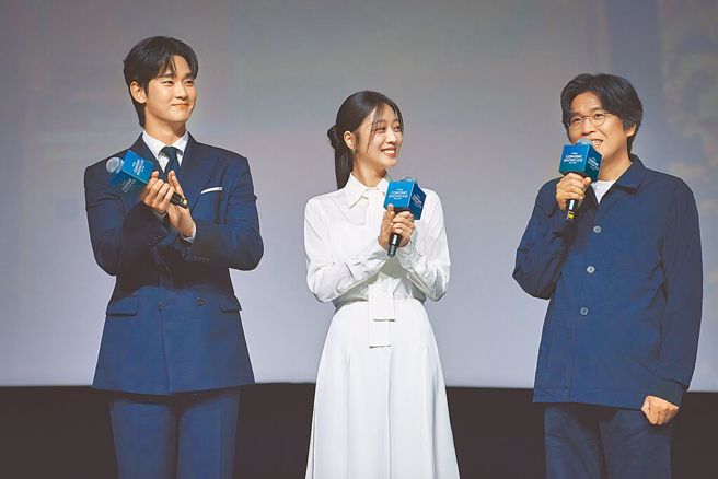 《山寨人生》金秀贤（左起）、曹宝儿、导演朴铉锡在新加坡出席记者会。（迪士尼提供）