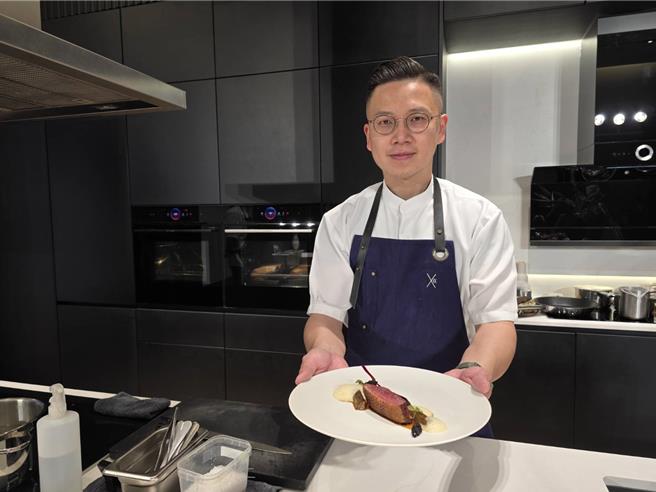 高雄米其林一星餐厅「HAILI」主厨康仁维，以BOSCH的8系列「极致黑微波蒸气烤箱」现场制作招牌料理「胭脂鸭」。（古明弘摄）