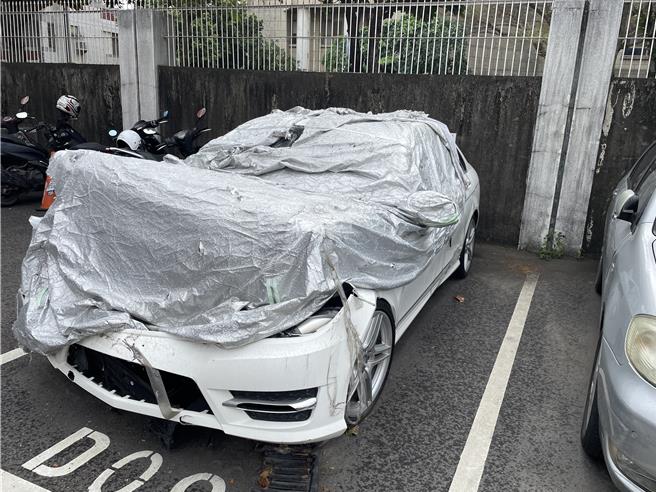 劉男開這輛賓士車自撞製造假車禍，撞死母親，詐領保險金，嘉義縣警方查扣中。（嘉義縣警局提供／廖素慧嘉義傳真）