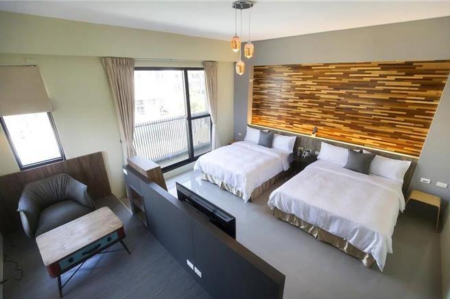 白色情人节也是世界睡眠日，东港的伴手礼、民宿、客轮等业者推出相关优惠，在抢攻市场的同时也营造东港性别友善轻旅行的氛围。（民眾提供／谢佳潾摄）