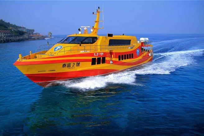 白色情人节也是世界睡眠日，东港的伴手礼、民宿、客轮等业者推出相关优惠，在抢攻市场的同时也营造东港性别友善轻旅行的氛围。（民眾提供／谢佳潾摄）