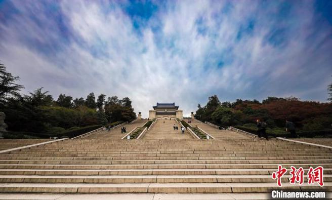 2019年11月12日，南京中山陵，游客登阶而行前往祭堂。（中新网）