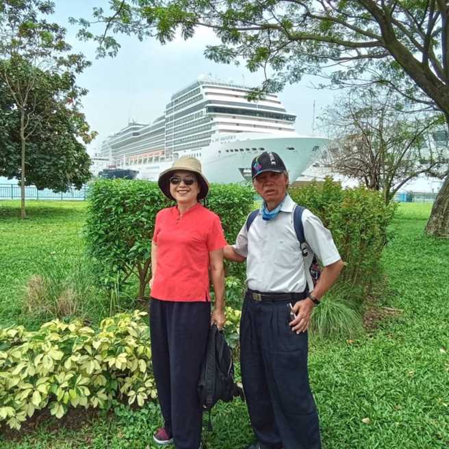 新加坡港口留影，海上如地毯， 書法情書展。(周祝瑛提供)