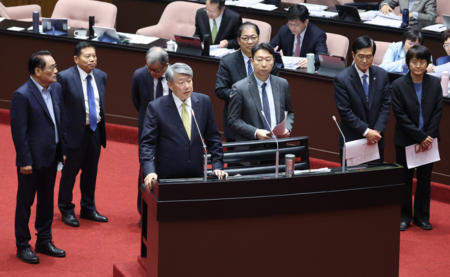 立法院11日审查「114年度中央政府总预算案」覆议案，针对立委傅昆萁质询各部会的预算增加多少？有没有窒碍难行的部分？经济部长郭智辉（左四）上台不语。（中时资料照，姚志平摄）
