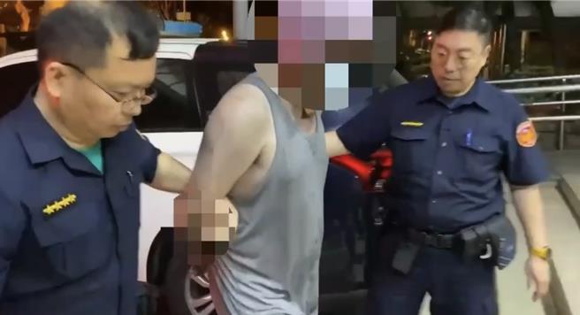 警方将萧嫌带回侦办。（翻摄照片／高雄洪靖宜传真）