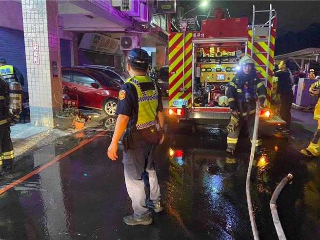 小港某大楼发生火警，警消到场抢救。（翻摄照片／高雄洪靖宜传真）
