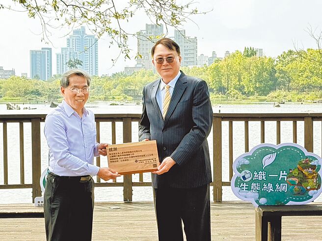 农业部林业及自然保育署宜兰分署署长萧崇仁（左）致赠感谢状予新安东京海上产险副总经理王文龙（右）。图／新安东京海上产险提供