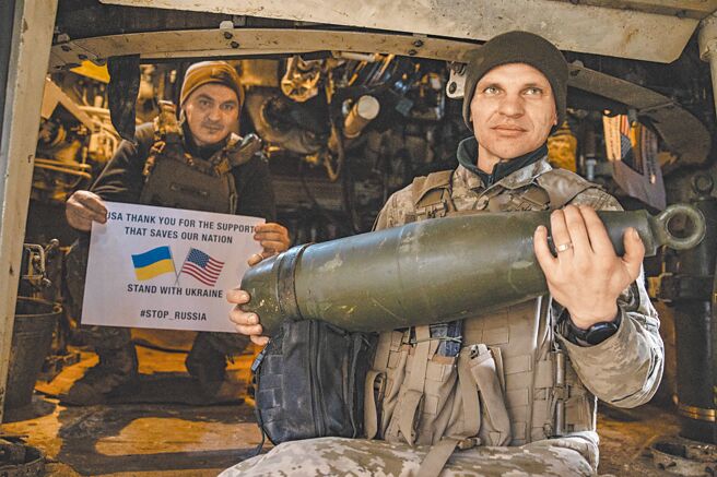 乌克兰第5旅的士兵参与托列茨克地区（Toretsk）前线的快闪活动，手持「感谢美国拯救我们的国家」标语。（文：林宛彤  图：美联社）