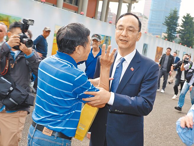 國民黨主席朱立倫（右）12日前往國父紀念館參加活動，突遭男子嗆聲「朱立倫下台！你已經輸了3次！3次！」朱表情尷尬，沒有做出回應。（資料照/杜宜諳攝）