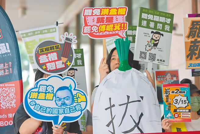 图为罢团赴中选会领取第二阶段连署文件。（示意图／资料照／郭吉铨摄）