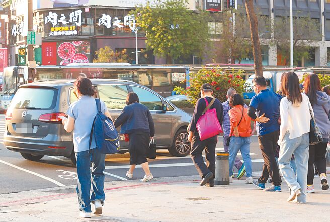 交通部長陳世凱12日接受媒體專訪表示，行人在斑馬線被撞傷或撞死是「國恥」，因此今年將啟動修法加嚴車輛不停讓行人的處罰。（陳君瑋攝）