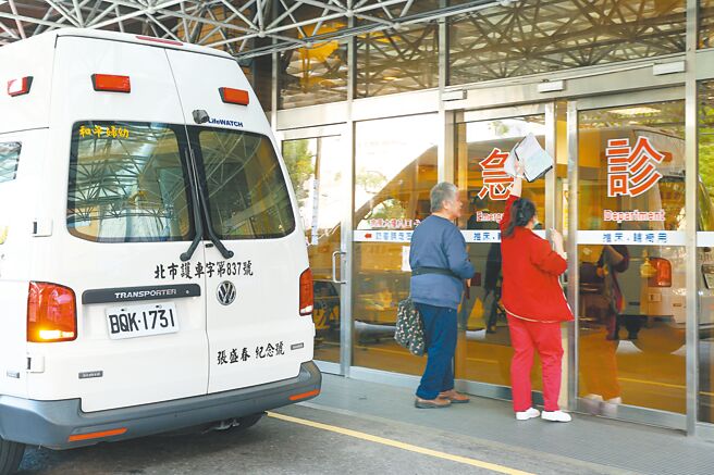 我们要疼惜健保，救健保，从自己做起，诚实缴保费，不怕健保挂号费，不浮滥就医，不浪费药物，尊敬医护人员，否则，病了，就没人救我们自己。（本报资料照片）