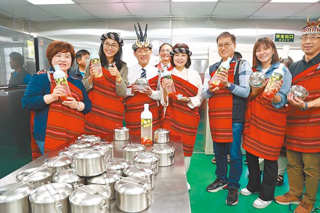 布蘭部落希望健康廚房12日啟用，南投縣長許淑華（左二）、林增連慈善基金會董事長林嘉琪（左四）、中國醫藥大學附設醫院院長周德陽（左三）等人進入參觀，享用特調蔬果汁。（南投縣政府提供／楊靜茹南投傳真）