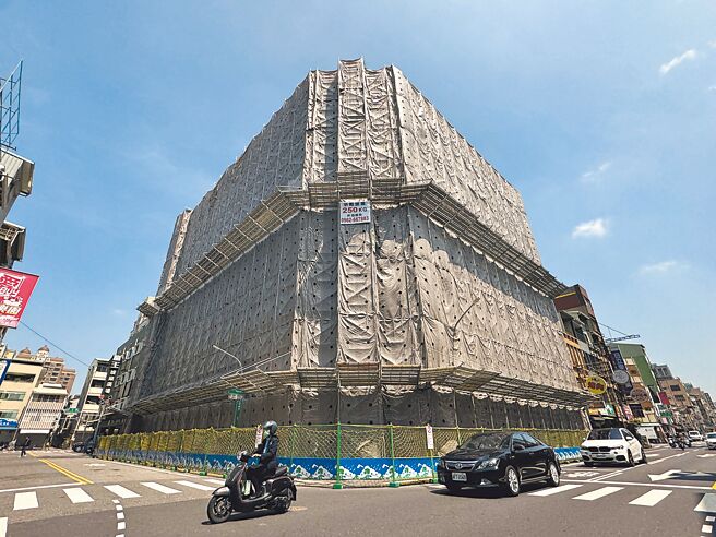 台南市中西区府前路的来亚大楼建物安全鑑定报告建议拆除，市府工务局近日将发函要求所有权人自行拆除，若不配合，市府将介入强制拆除。（曹婷婷摄）