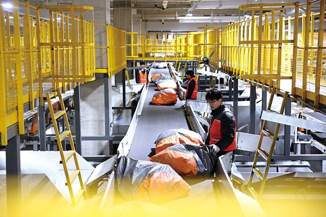 中國電商物流指數顯示，春節假期過後，大陸電商物流市場恢復穩定發展態勢，總業務量指數高於2024年同期水準。（新華社）