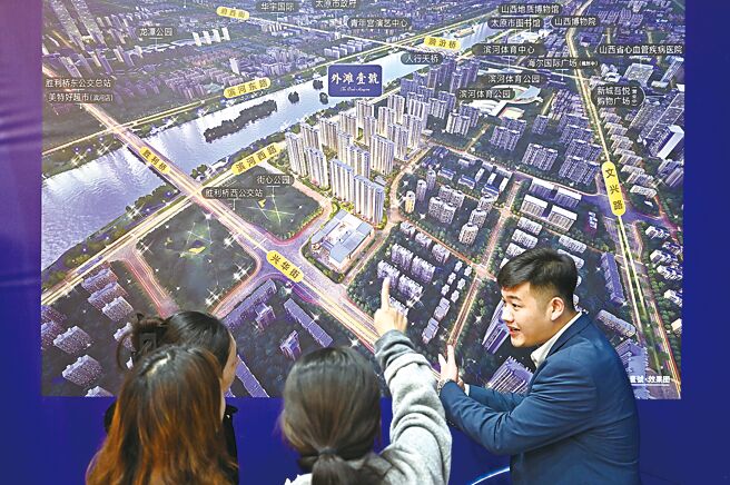 大陸官方放鬆房價限制並注入扶持資金後，外媒觀察發現，大陸國資開發商對買地重新產生興趣。（中新社）