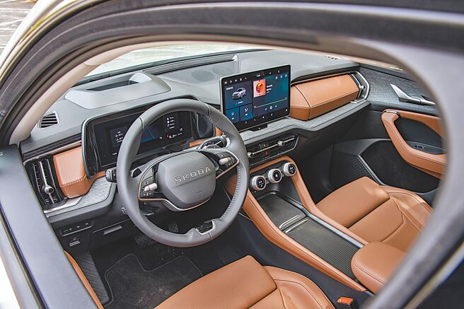 多功能方向盘嵌有SKODA文字。（陈大任摄）