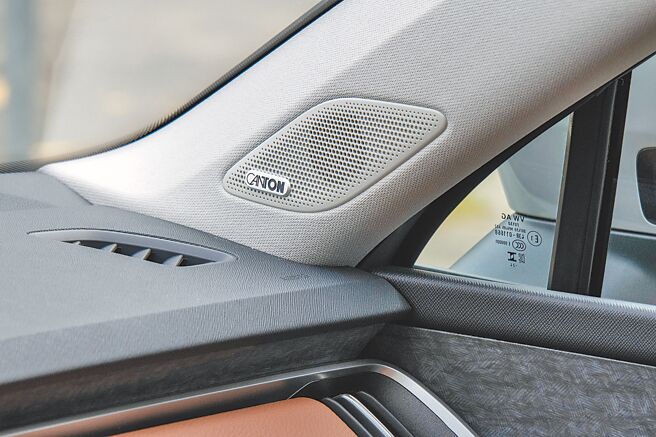 CANTON音响配13喇叭+1重低音。（陈大任摄）