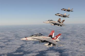 美「傳承計畫」全機型編隊飛行  展壯盛航空戰力